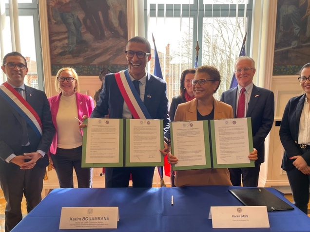 (As Councilmembers Park and Yaroslavsky, and Council President Krekorian look on, Mayor Bass signs cooperative agreement with Karim Bouamrane, Mayor of St.-Ouen-sur-Seine, France, codifying shared priorities for youth, the environment, sports, and culture as we prepare for LA28.)